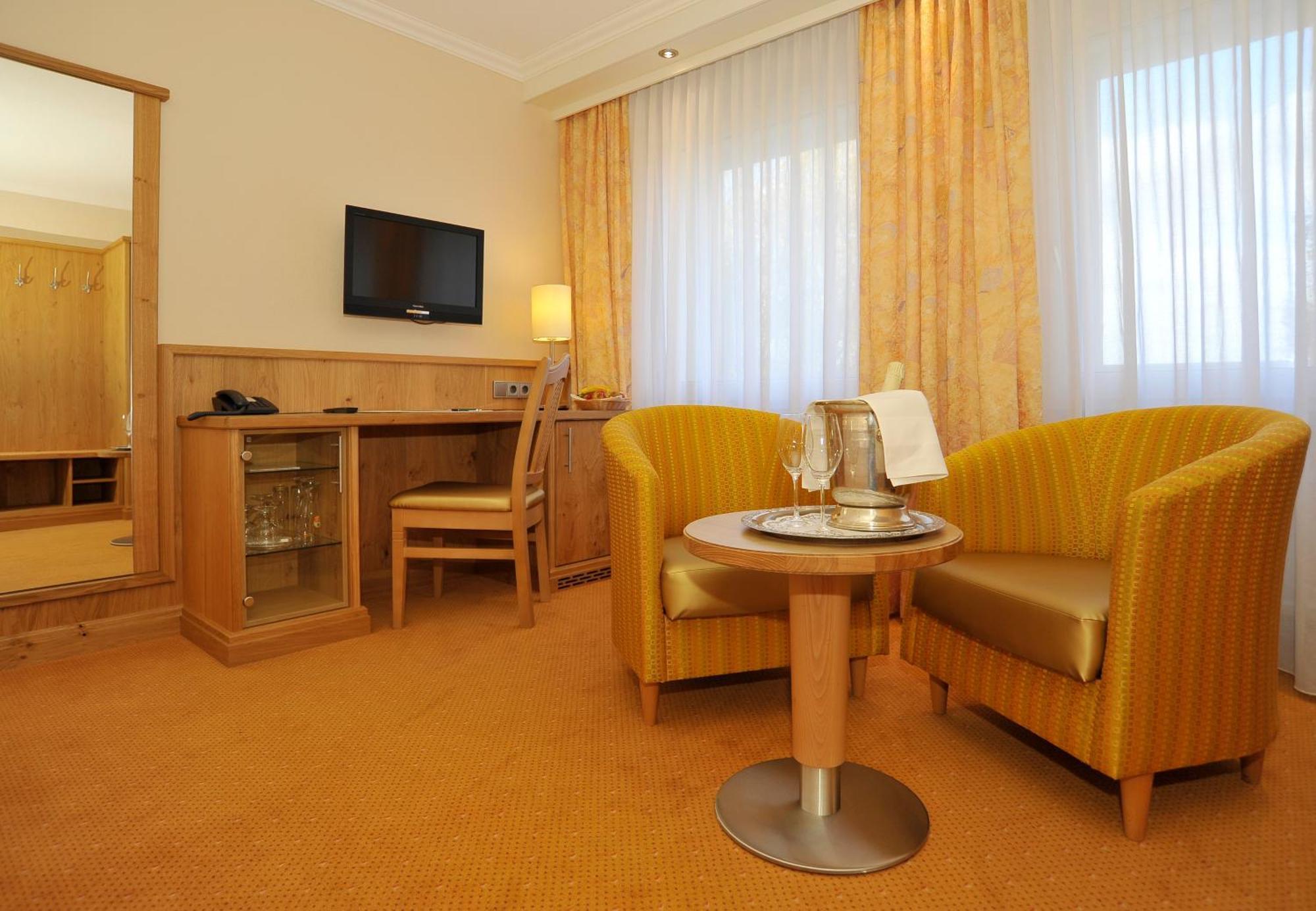 Gronauer Tannenhof Hotel แบร์กิชกลัดบัค ภายนอก รูปภาพ